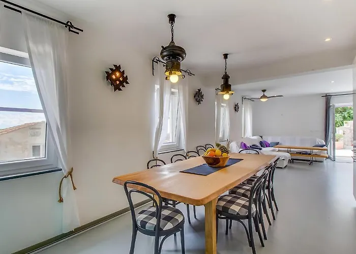 3 Bedroom Stunning Home In Plat
