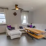 Beach Front Home In Plat بيت للعطل Sveti Mihovil