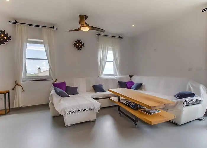 3 Bedroom Stunning Home In Plat Nyaraló Sveti Mihovil