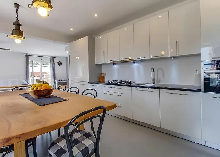 度假居 3 Bedroom Stunning Home In Plat Sveti Mihovil