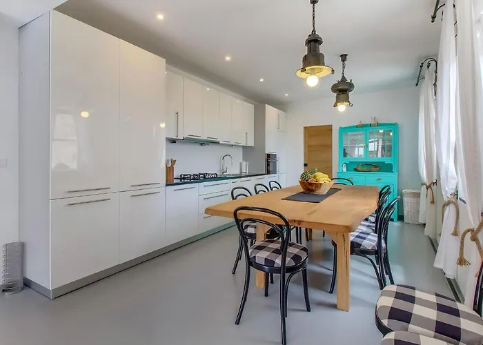 3 Bedroom Stunning Home In Plat *