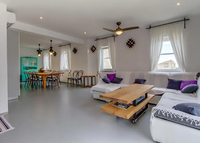 3 Bedroom Stunning Home In Plat *