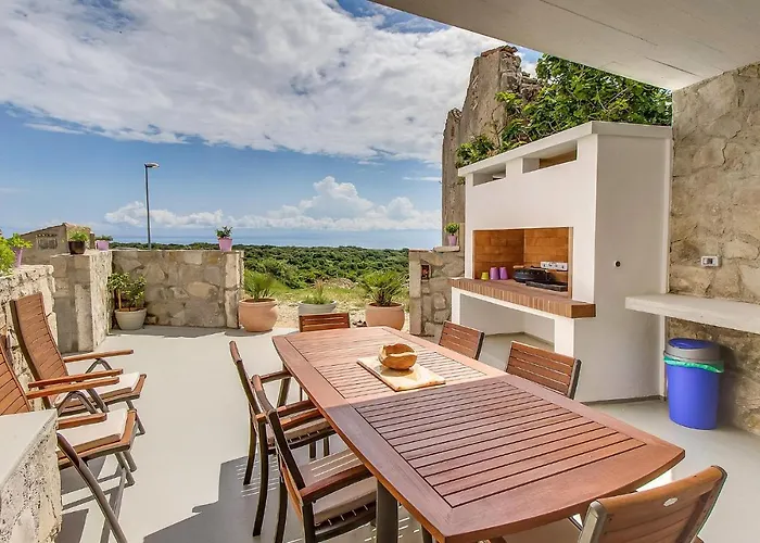 3 Bedroom Stunning Home In Plat * Sveti Mihovil